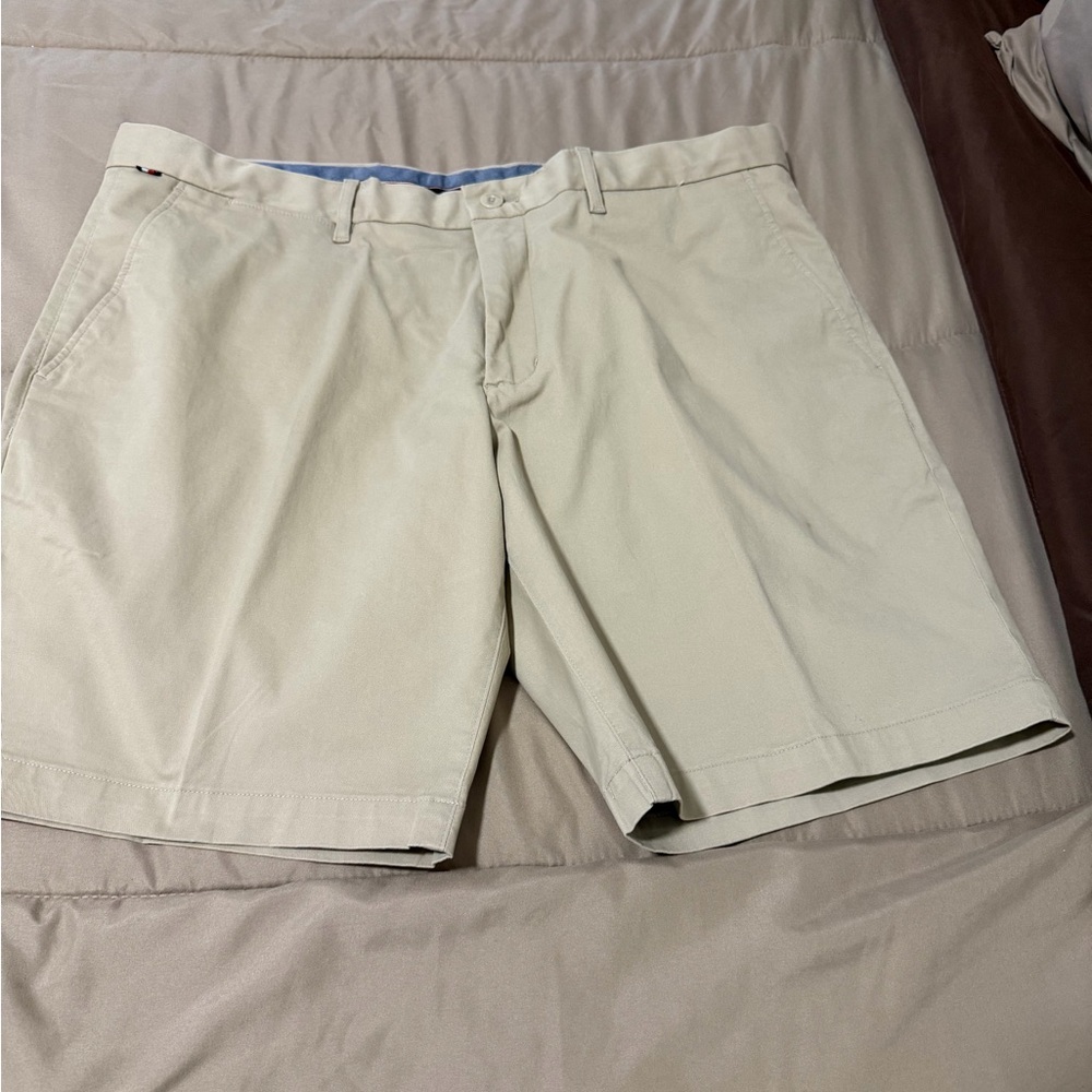 Tommy Hilfiger Men’s Light Khaki Flat Front Shorts